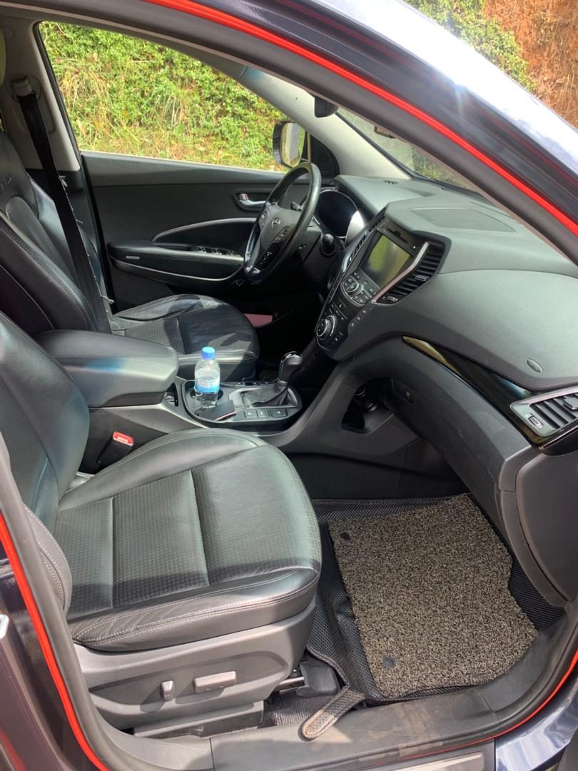 Hyundai SantaFe, plate RAD 748 L — Front seats