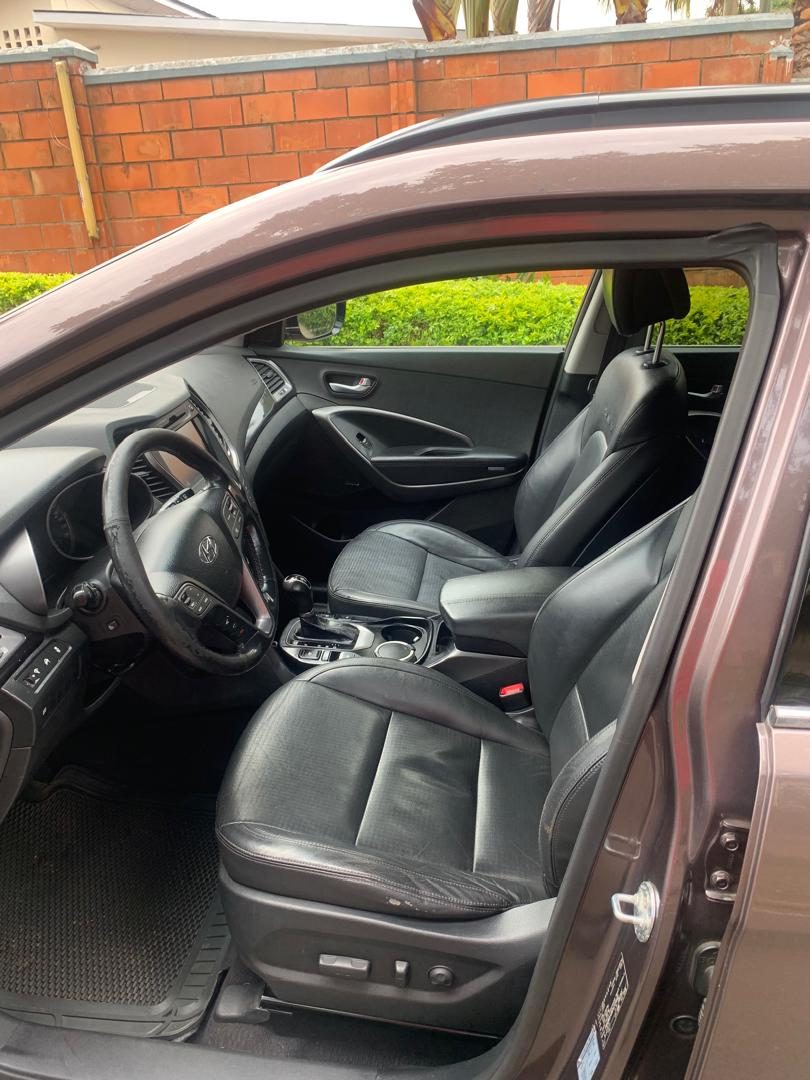 HYUNDAI SantaFe, plate RAH 111 F — Front seats