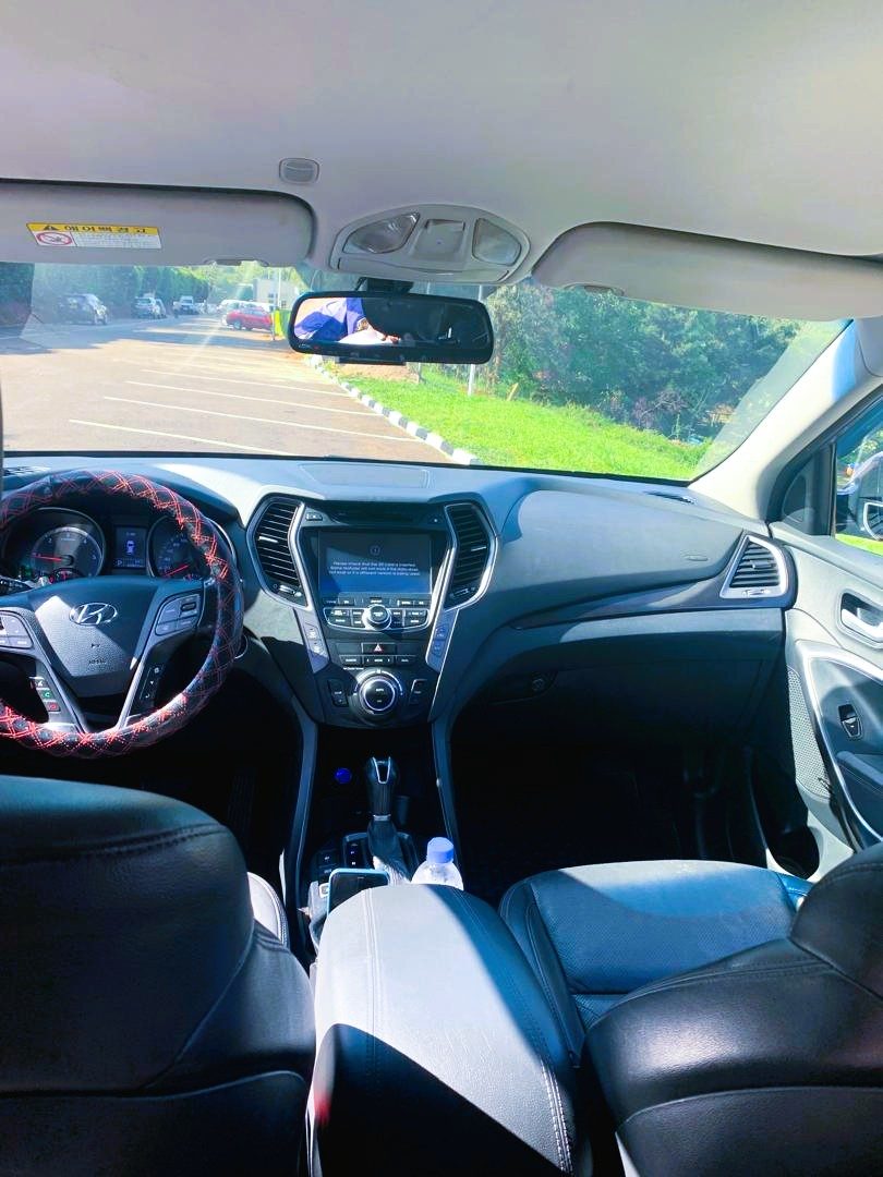 Hyundai SantaFe, plate RAH 200 Y — Front seats