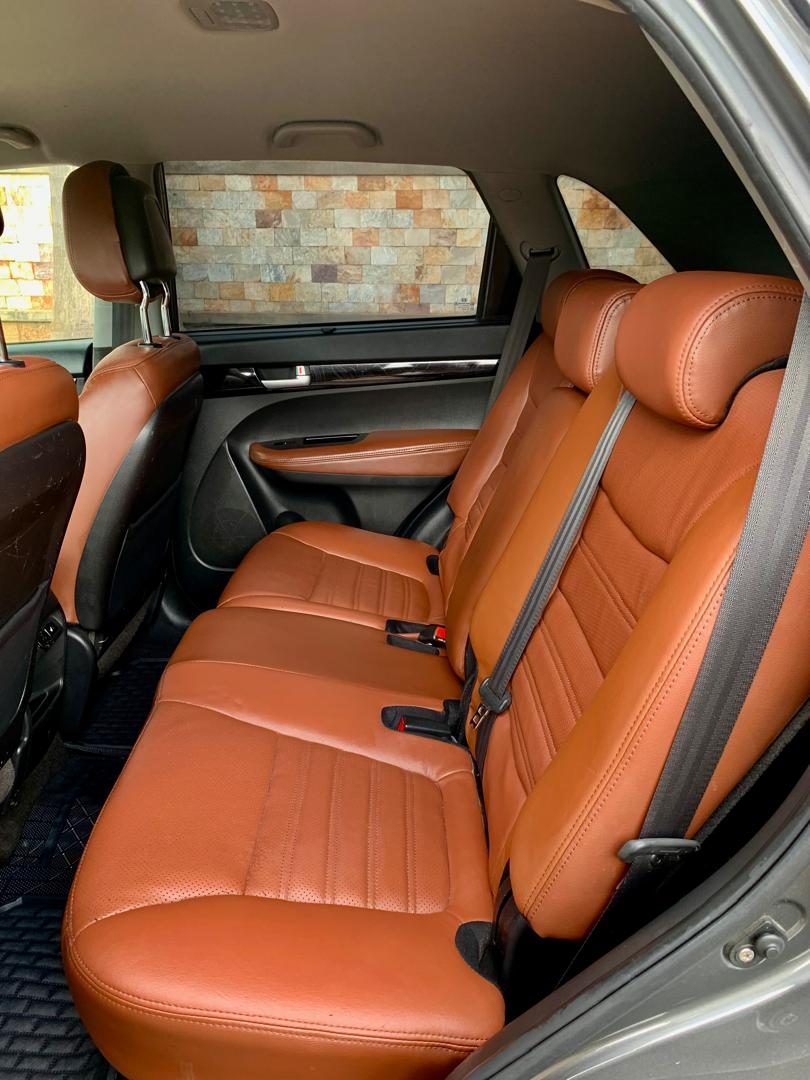 Kia Sorento, plate RAI 100 N — Front seats