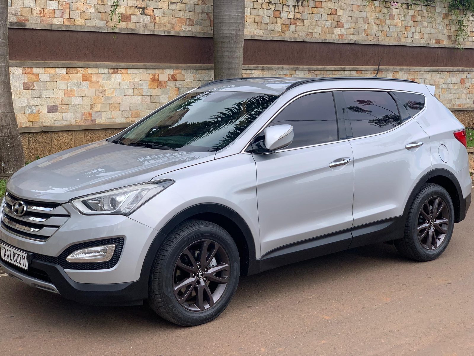 Hyundai SantaFe, plate RAI 800 M — Full side